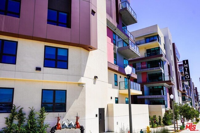 Building Photo - 800 N Front St