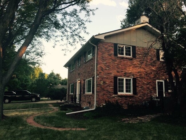 Building Photo - 583 Nile St