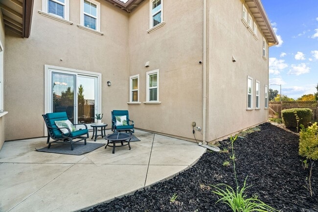 Building Photo - HILLTOP CORNER HOME WITH GORGEOUS VIEWS