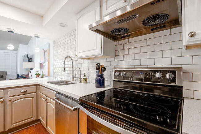 Building Photo - 48910 Noline Pl