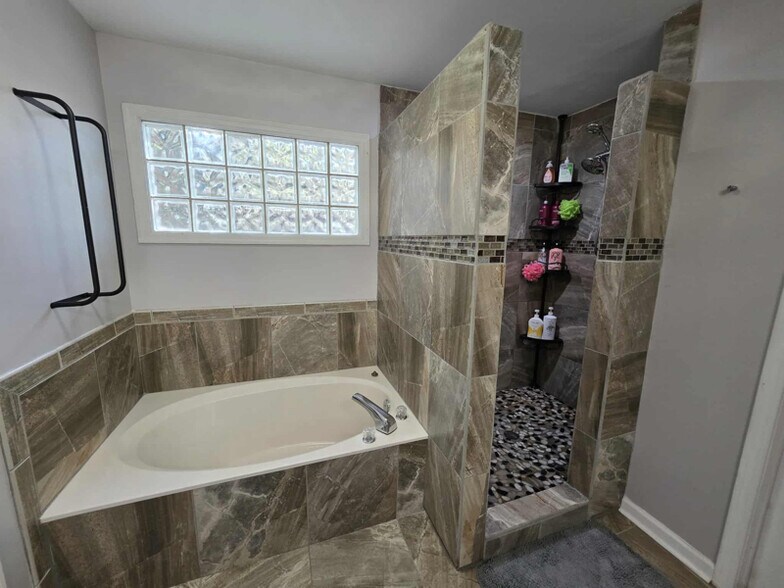 Building Photo - 1211 Fern Hollow Dr