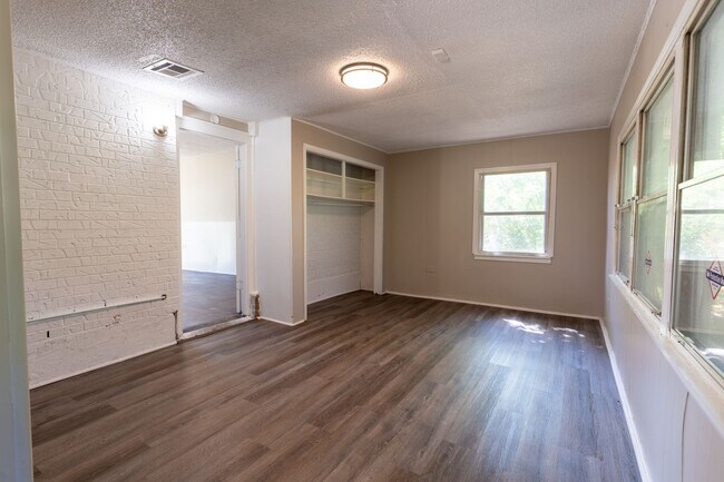Building Photo - Midwest City Rent to Own!