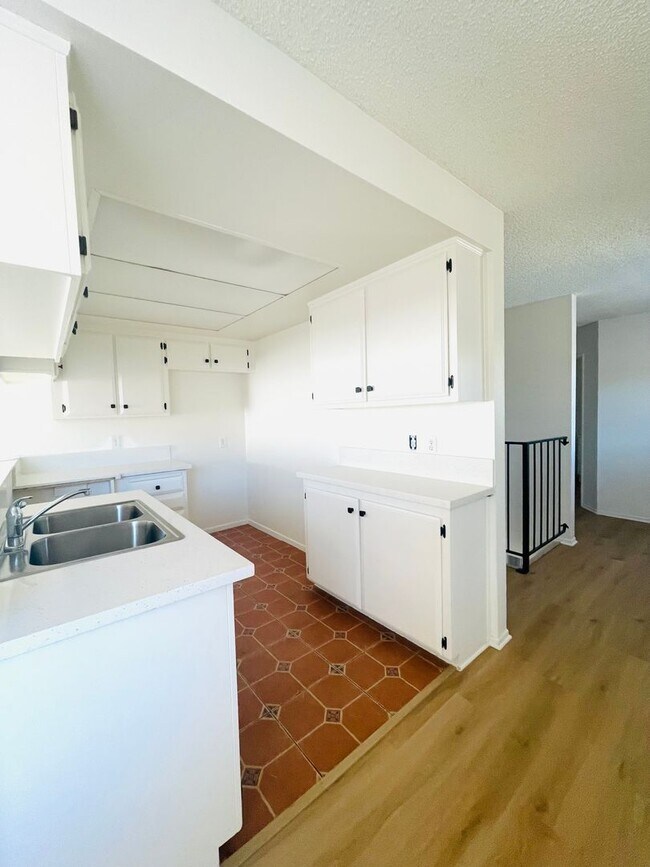 Building Photo - 807