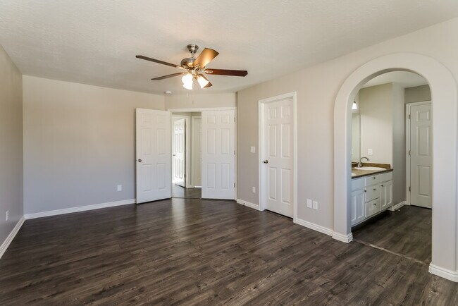 Building Photo - 996 W Fox Holw Dr