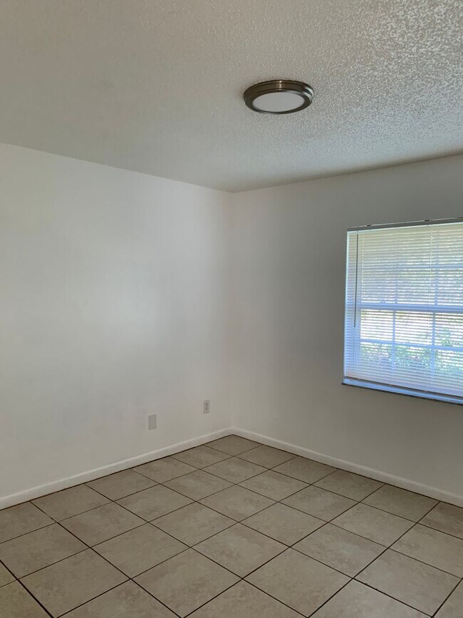 Building Photo - Vero Beach 2 Bedroom 1 Bath