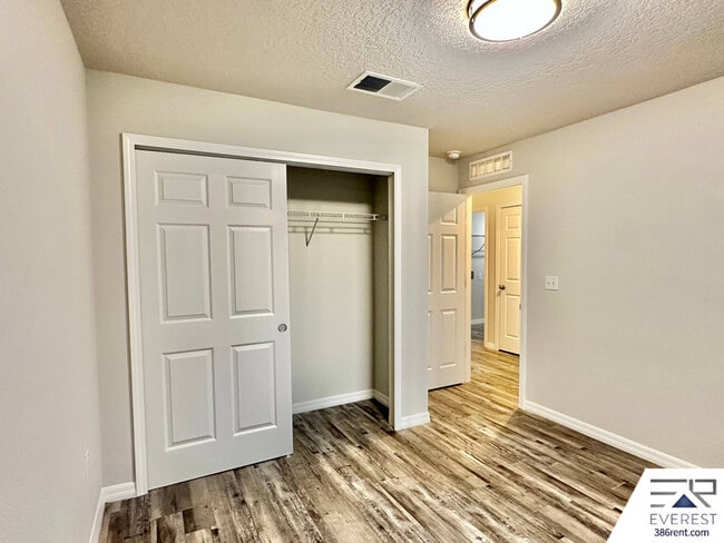 Building Photo - 10 Ryall Ln