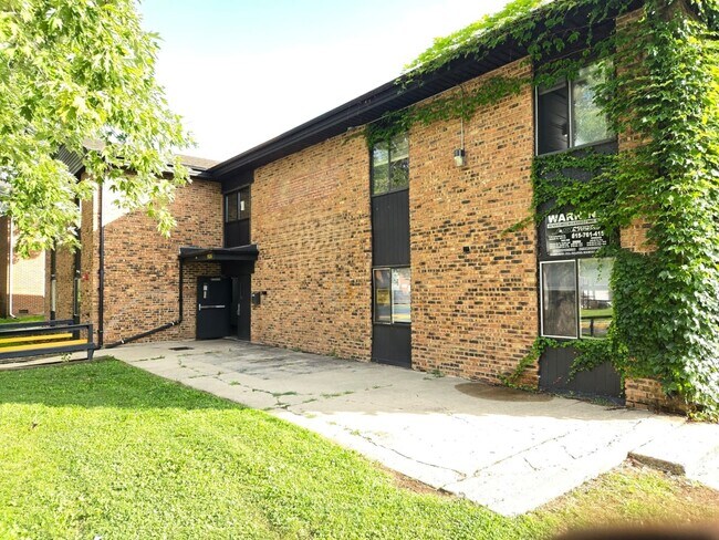 Building Photo - 924 Greenbrier Rd