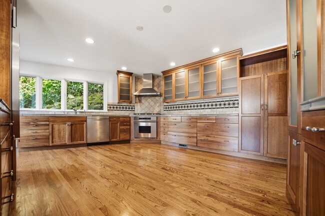 Building Photo - Three bedroom and Two Bathroom home in Portland Heights! Gourmet Kitchen and incredible natural L...