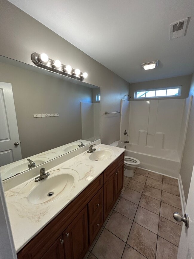 Building Photo - AVAILABLE NOW!! 4 Bedroom 2 Bathroom Home