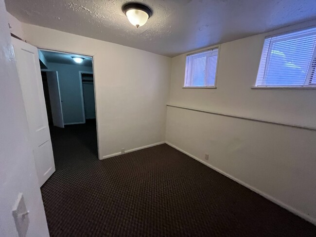 Building Photo - Charming 2 Bed, 1 Bath Lower Level Unit wi...