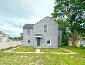 Building Photo - Duplex *upstairs*