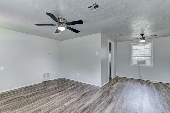 Building Photo - Newly Renovated  4 bedroom 1 bath