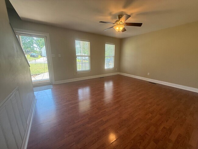 Building Photo - 4bd 3b off N Lee Hwy!