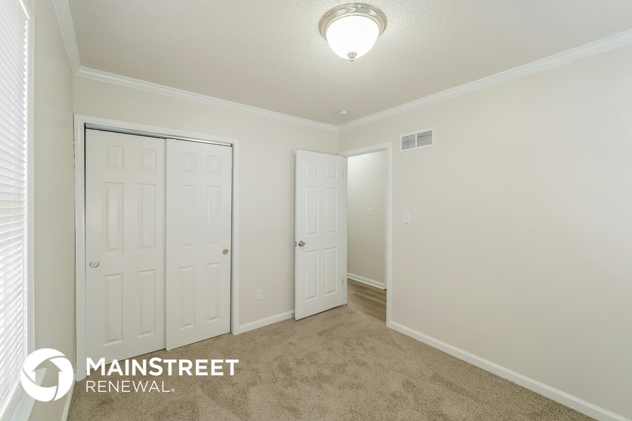 Building Photo - 1702 NE White Dr