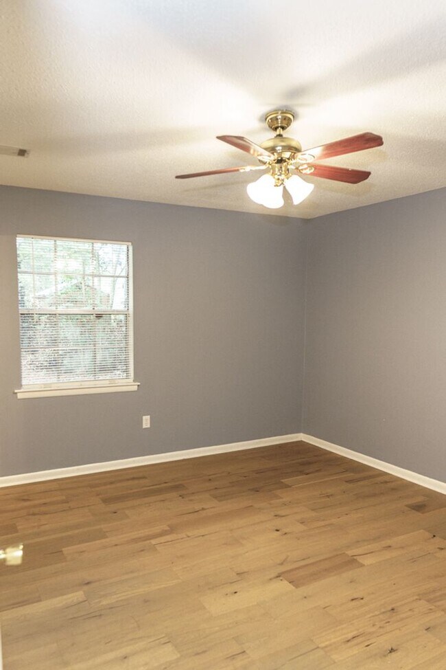 Building Photo - Beautiful 4 bedroom in the heart of Mossy ...