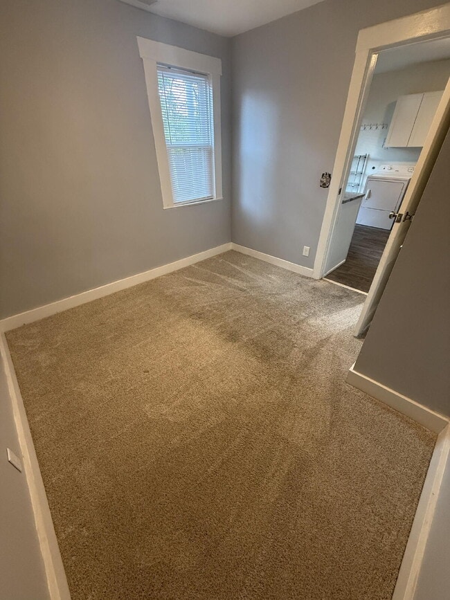 Building Photo - 2 bedroom, 1 bathroom House deep in the heart of the Highlands.