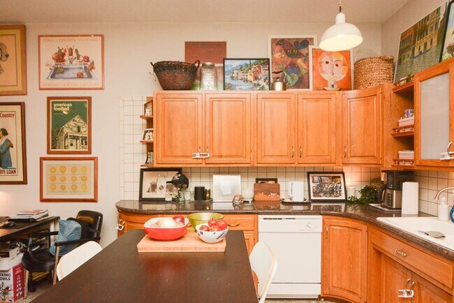 Building Photo - 945 N Hoyne Ave