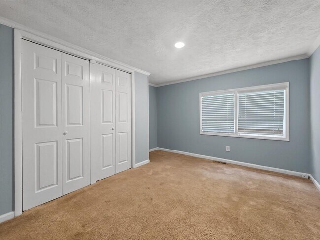 Building Photo - 3542 Shoreland Dr