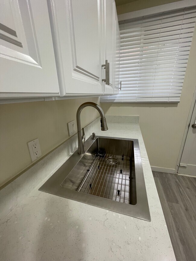 Building Photo - 3905 W 4th St