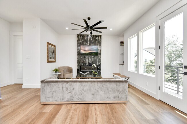 Building Photo - 2512 Gray St