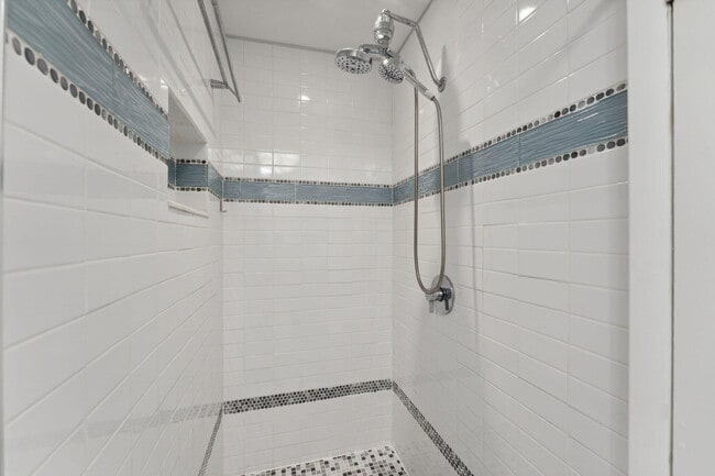 Building Photo - 2691 NE 18th St