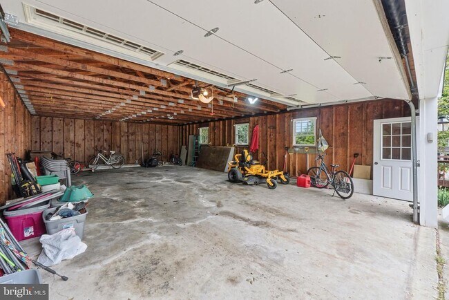 Building Photo - 9809 Sunset Dr