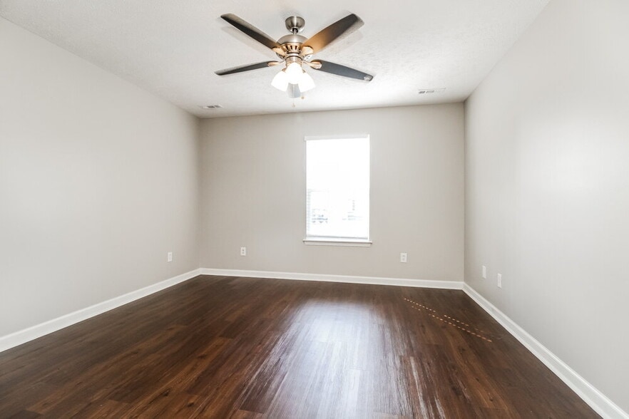 Building Photo - 1980 Old Castle Dr