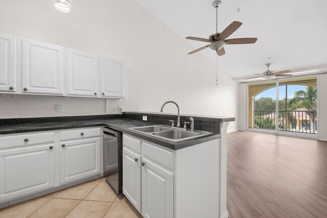 Building Photo - Resort-Style Living in the Heart of Fort Myers