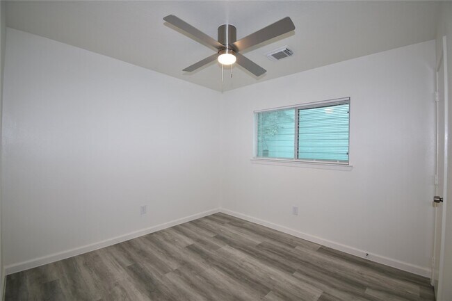 Building Photo - 6145 Settlers Square Ln
