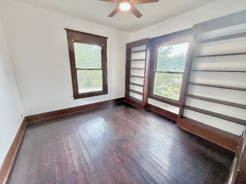 Building Photo - 517 W Hull St