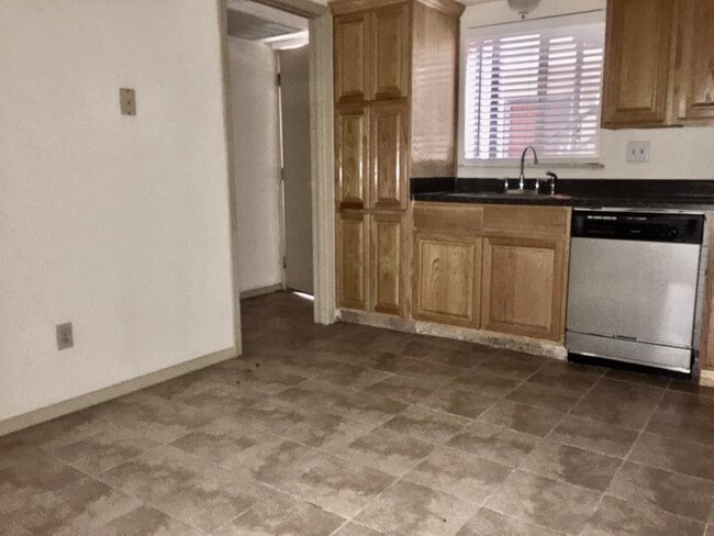 Building Photo - 4433 N Stanton St