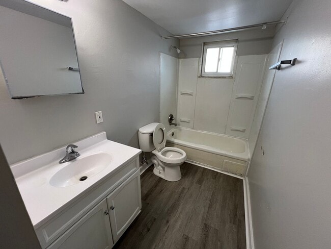 Building Photo - East Ridge Apartments - Remodeled 2 bedroom unit w/ Balcony