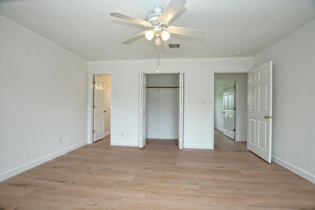 Building Photo - 716 Honeysuckle Dr