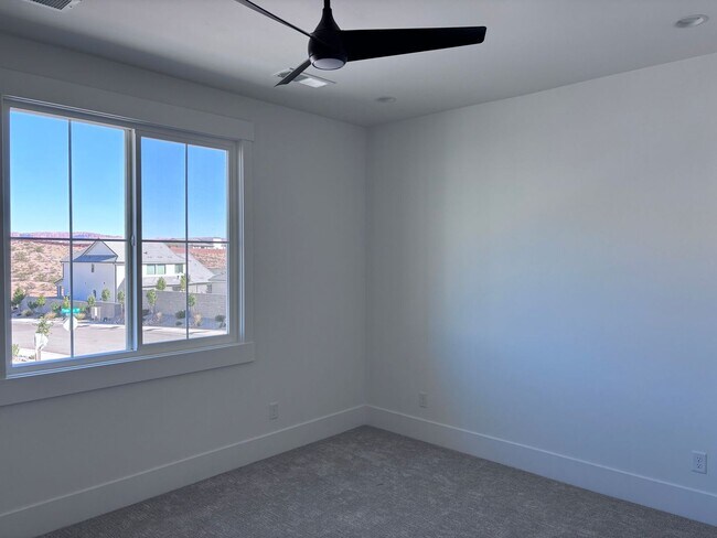 Building Photo - Beautiful 5 bed 4 bath home in Desert Canyon