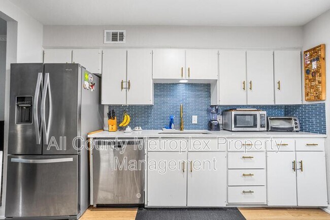 Building Photo - 7924 Royal Ln