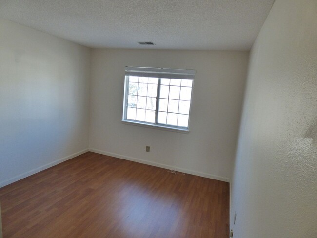 Building Photo - $0 DEPOSIT OPTION. TOWNHOME, 2 BED, UPDATE...