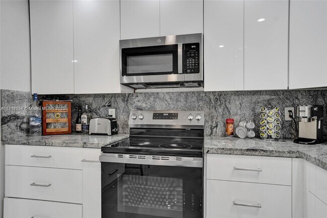 Building Photo - 2301 S Ocean Dr