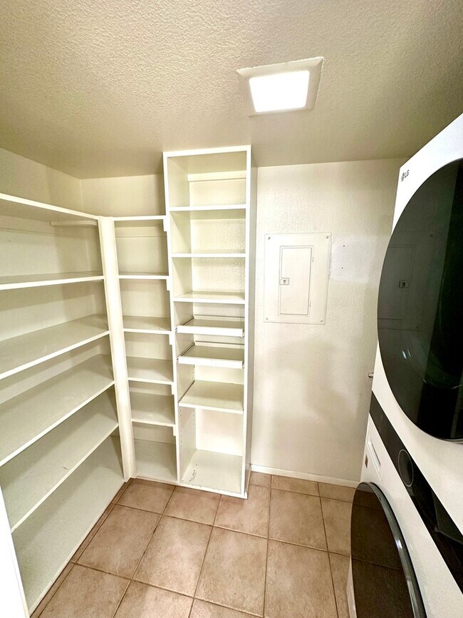 Building Photo - Welcome to this charming 2-bedroom, 2-bath condo in a gated Ventana Condominiums