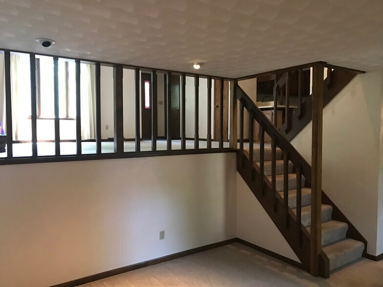Building Photo - 1458 Eastview Dr