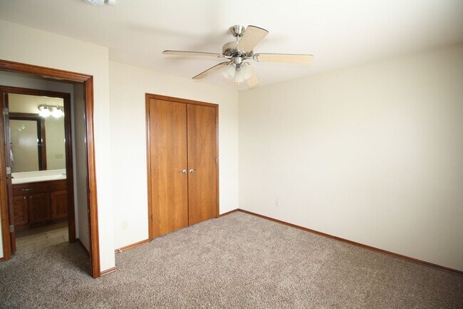 Building Photo - Great location in Yukon! 3 Bed Duplex