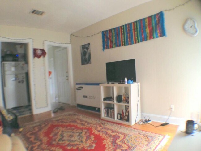 Building Photo - 906 W 22nd St