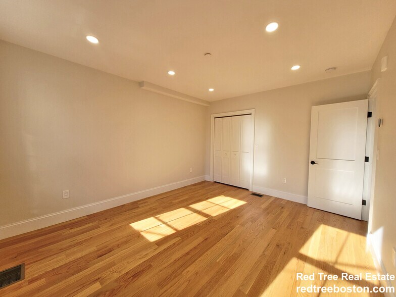 Building Photo - 81 White St