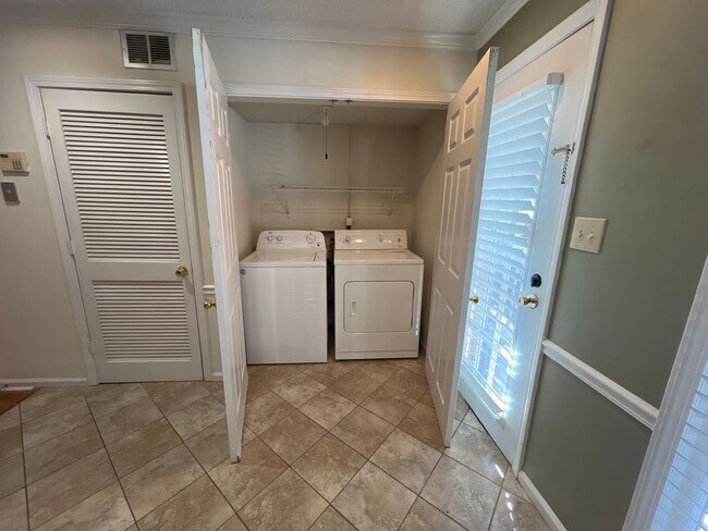 Building Photo - 2 Bed 2 Bath Condo