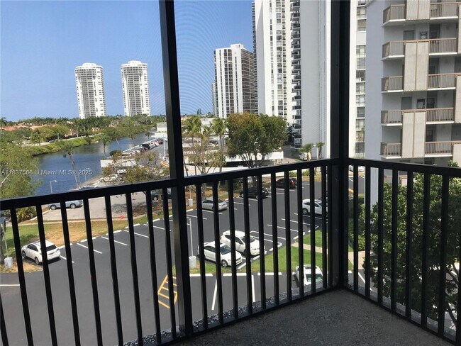 Building Photo - 3475 N Country Club Dr