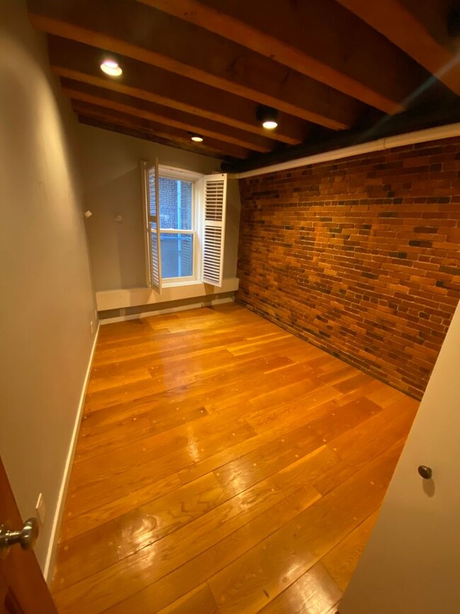 Building Photo - Spacious 2 bed 2 bath unit in the heart of...