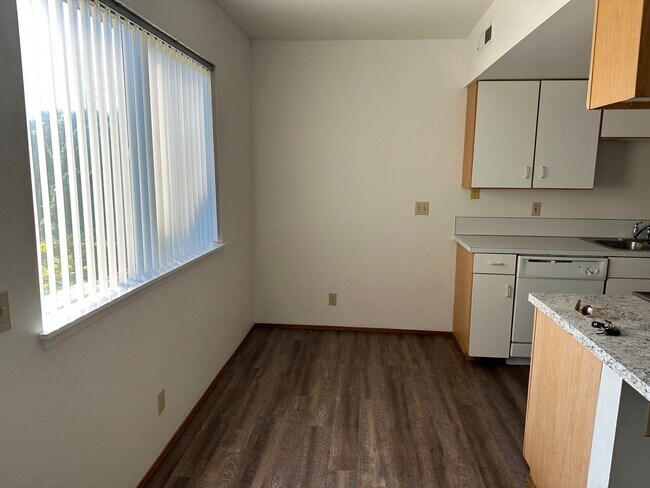 Building Photo - 1 Bedroom, 1 Bathroom Lower Unit in Small Apartment Building Close to BTC