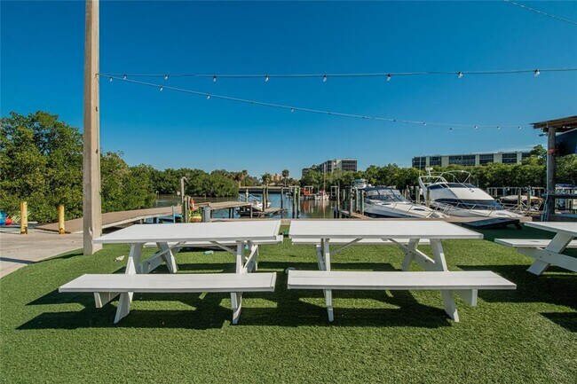 Building Photo - 2900 Cove Cay Dr