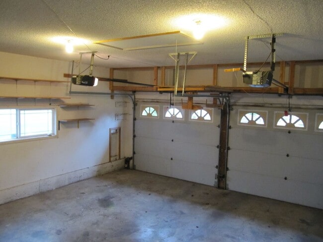 Building Photo - Three Bedroom Home in South Salem