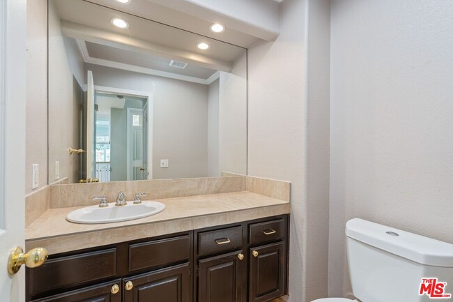 Building Photo - 5683 Hazelcrest Cir