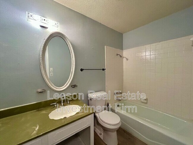 Building Photo - 302 Avenida Dr